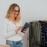 Commerce de detail qui fait un inventaire sur son stock avec une telecommande ZPStock